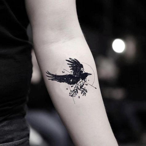 Black Crow Tattoos, Rabe Tattoo, Crow Tattoo Design, Black Bird Tattoo, Crow Tattoo, Custom Temporary Tattoos, Raven Tattoo, Geniale Tattoos, Cool Small Tattoos