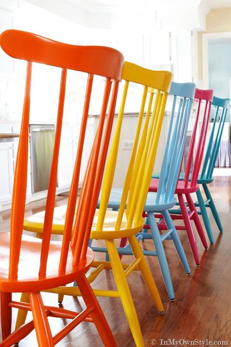 Furniture-Makeover-ideas Painted Wood Chairs, Spray Paint Wood, Best Spray Paint, Wooden Chairs, Painted Chairs, Colorful Chairs, Into The Woods, Own Style, Diy Home Decor Projects