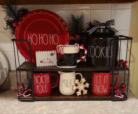 Hobby Lobby Shelf Decor, Christmas Extravaganza, Christmas Shelf, Tray Decor Christmas, Christmas Cups, Valentine Tree, Barn Wood Crafts, Craft Things, Christmas Decor Inspiration