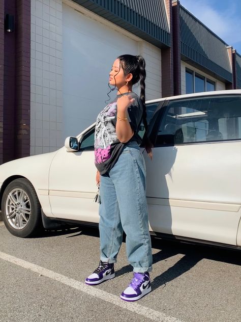 Women’s Summer streetwear fashion - oversized graphic tee paired with oversized baggy 90s jeans, and Nike Air Jordan 1 Court Purples with black and purple laces. Long black braided hair. Golden hour. Gold jewely. @yzobelb on Instagram Purple Air Jordans Outfit, Air Jordans Outfit, Air Jordan 1 Court Purple, Outfits With Jordan 1s Fashion Styles, 90s Summer, Jordan Outfit, Mom Jeans Outfit, Fashion Oversized, 90s Jeans