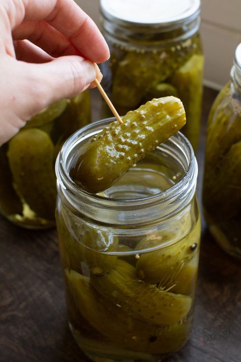 Sweet And Sour Pickles Recipe, Classic Dill Pickle Recipe, Canned Dill Pickles, Sweet Dill Pickles, Pickles Homemade Easy, Garden Cucumbers, Dill Pickles Recipe, Sweet Pickles Recipe, Homemade Moonshine