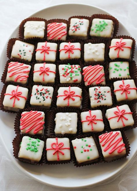 Peppermint bark petit fours tutorial Christmas Petit Fours, Mini Christmas Desserts, Petit Four Recipes, Homemade Peppermint Bark, Food Rocks, Petite Fours, Fondant Recipe, Mini Torte, Mini Bites