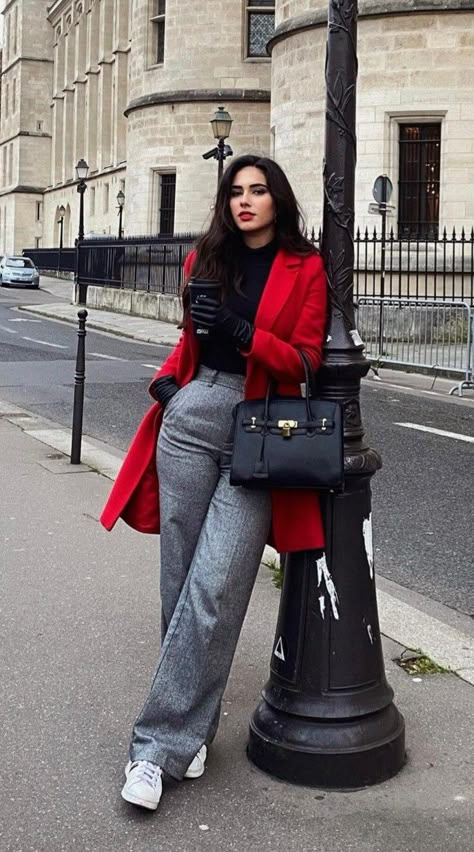 Red Peacoat Outfit, Red Work Outfit, Red Coat Outfit Winter, Red Trench Coat Outfit, Red Coat Outfit, Outfits Europa, Winter Coat Outfits, Fall And Christmas, Casual Chic Outfits