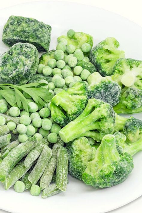 Are frozen vegetables actually healthy? Learn the truth and make meal prep easy with these tips #collegenutritionist #mealprep #budget #nutritiontips #healthyfood Frozen Food Photography, Green Vegetable Recipes, Canned Veggies, College Food Hacks, Meal Prep Easy, College Nutritionist, College Budgeting, Vegetable Pictures, Perfect Diet