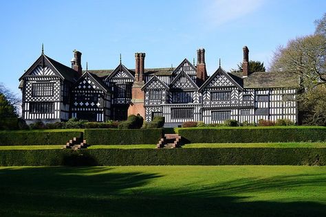 Bramall Hall: Оne of the most beautiful Tudor manor houses from the Middle Ages in England Tudor Manor House, German Manor House, Artsy Cottage, Manors In England, British Estates English Manor, Classy Homes, Bradford Hall Tudor Brick House, Tudor Design, Atlanta Mansions