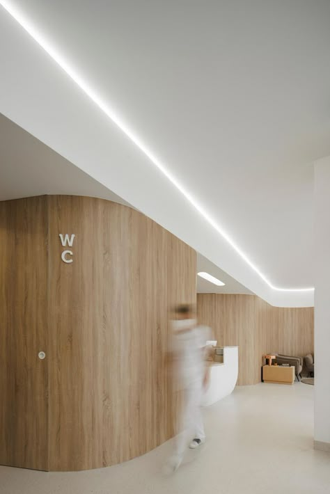 The new MOOD - Medicina Dentária clinic, in the city of Maia has an area of approximately 80 sqm on the ground floor with extra space in the basement connected by stairs. Two interconnecting dental offices and respective support spaces (water closet and locker room), reception and waiting spaces are intended. #architecture #architect #amazingarchitecture #design #interiordesign #interiordesigner #decor #homedecor #home #house #luxury #diy #travel #amazing #photography #realestate #arquitecto Minimalist Clinic, Dental Clinic Interior Design Modern, Hospital Design Interior, Medical Clinic Design Interiors, Clinic Design Interior, Medical Center Interior, Clinic Architecture, Organic Office, Dental Clinic Interior Design