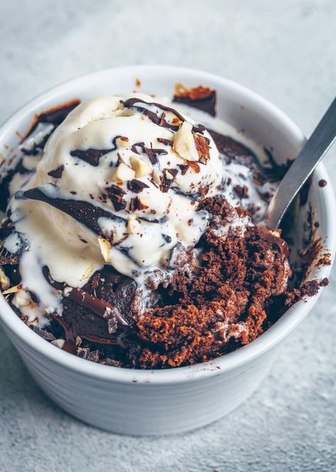 Protein Chocolate Mug Cake (Vegan & Gluten-free) - UK Health Blog - Nadia's Healthy Kitchen Protien Mug Cake, Mug Cake Vegan, Slice Of Chocolate Cake, Pear And Chocolate Cake, Banana Mug Cake, Vegan Mug Cakes, Mug Cake Healthy, Protein Mug Cakes, Chocolate Mug Cake