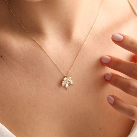 Canadian Leaf, Simplistic Jewelry, Maple Leaf Necklace, Jewelry Necklace Simple, Real Gold Necklace, Gold Pendent, Gold Initial Pendant, Canadian Maple Leaf, Gold Leaf Necklace