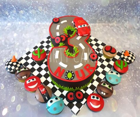 McQueen Number 2 Cakes, Disney Cars Cake, Rodjendanske Torte, Mcqueen Cake, Cars Birthday Cake, Cars Cake, Cheesecake Cookies, Party Trays, Car Cake