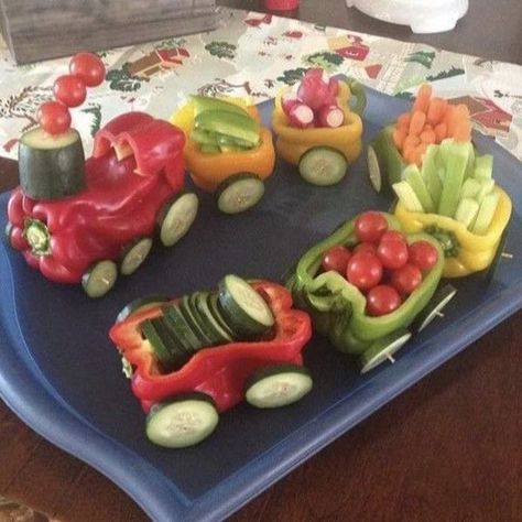 Veggie Train, Christmas Veggie, Christmas Veggie Tray, Thanksgiving Veggies, Christmas Vegetables, Fast Appetizers, Thanksgiving Fruit, Thanksgiving Vegetables, Vegetable Tray