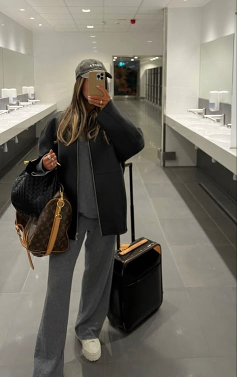 Airport Elegant Outfit, Outfit Aeroport, Flight Outfit Airport Style, Brazil Trip, Airport Outfit Winter, Cool Sweatpants, Cute Airport Outfit, Comfy Airport Outfit, Sweatpants Outfit Ideas