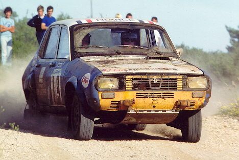 Rallye des 1000 Pistes 1976 - Renault 12 Gordini. Une autre R12G, c'est soit Oger-Chamaillard 7e, soit Vaills-Salles 9e, soit Houel-Toujan 12e. Vintage Rally, John Collins, World Rally Championship, Rally Raid, Renault Sport, Renault Alpine, Racing Posters, Rally Cars, Vintage Race Car