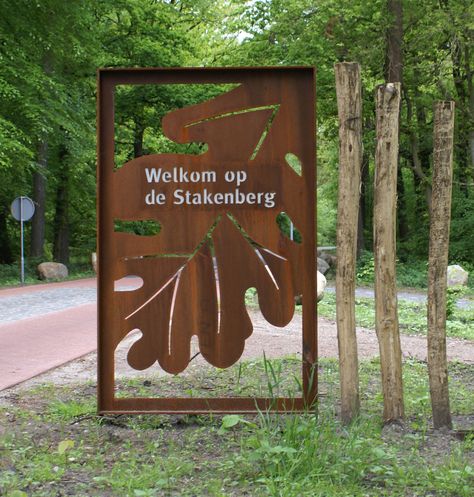 Natural Signage Design, Wood Signage Design Outdoor, Tree Signage Design, Corten Signage, Signage Design Outdoor Creative, Wayfinding Signage Design Outdoor, Sign Design Outdoor, Park Signage Design, Creative Signage Design