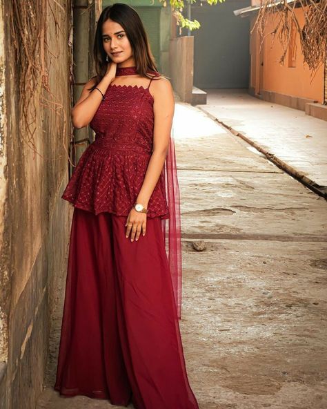 Kurti Sarara Dress, Sarara With Kurti For Girls, Traditional Sarara Dress, Sharara Designs For Sangeet, Sarara With Kurti For Wedding, Sarara Kurti Design, Poses In Sarara Dress, Sarara Dress Indian Weddings, Sarara Dress Design