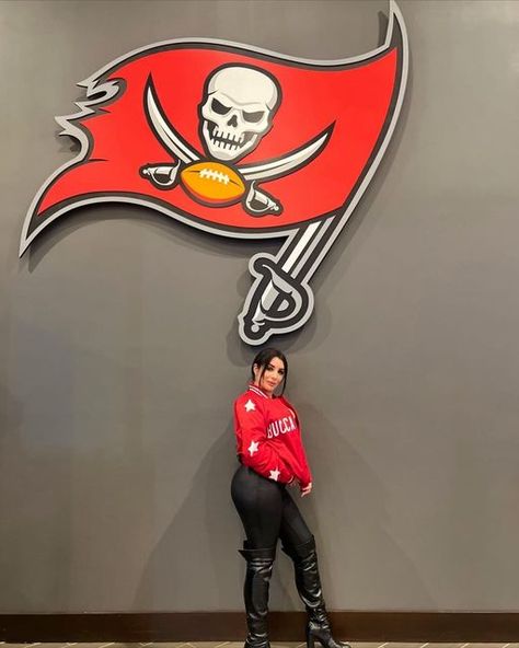 Stadium Chicks | Game Day Apparel on Instagram: "And with that the 2022 season comes to an end ��🏈🏴‍☠️ @katpulgar rockin’ the red for MNF #nfl #gamedayoutfit #gameday #tampa #florida #tampabay #buccaneers #gobucs #raisetheflags" Buccaneers Game Day Outfit, Tampa Bay Buccaneers Outfit Women, Football Gf, Game Day Outfit, Gameday Outfit, Tampa Bay Buccaneers, Outfit Women, Tampa Florida, Day Outfit