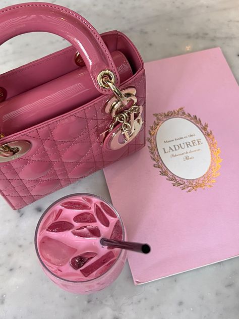 Gossip Girl Aesthetic Blair Waldorf, Pink Lifestyle, Pink Aura, Pink Life, Pink Girly Things, Pink Vibes, Pink Purse, Pretty Bags, Old Money Aesthetic