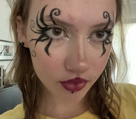 Alt goth black swirly line work graphic eye makeup Spikey Eyeliner, Spiky Eyeliner, Witchy Eyeliner, Alt Graphic Eyeliner, Eyeliner Designs Creative Goth, Alt Graphic Liner Hooded Eyes, Big Eyeliner Goth, Eyeliner Ideas, Artsy Makeup