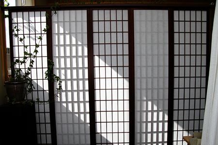 Hubby would LOVE this for the living room.  A great way to hide the extra electronics! Porch Trellis, Shoji Screen Doors, Japanese Interior Design Modern, Cheap Room Dividers, Diy Interior Decor, Shoji Screen, Japanese Screen, Japanese Interior Design, Asian Homes