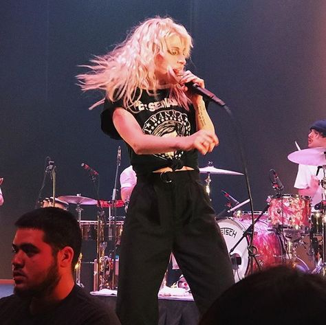 Hayley Williams Black Outfit, Paramore Aesthetic Outfits, Paramore Outfit Concert, Paramore Hayley Williams Outfits, Paramore Outfits Style, Hayley Williams Stage Outfits, Paramore Outfit Ideas, Paramore Inspired Outfits, Hayley Williams Street Style