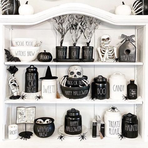 Rae Dunn. on Instagram: “it’s beginning to look a lot like HaLLowEEn ! ☠️🕷🕸🦴👻💀🧟‍♀️🦇 (via @lynnaeraquelhome)” Rae Dunn Hutch Display, Gothic Apartment Decor, Hutch Display, Rae Dunn Halloween, Spooky Home Decor, Farmhouse Halloween, Halloween Kitchen, Goth Home Decor, Halloween Displays