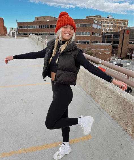 Cropped Black Vest Outfit, Black Cropped Puffer Vest Outfit, Dolly Wood, Black Vest Outfit, Drip Outfits, Puffer Vest Outfit, Daily Fits, Gym Goals, Outfits Athletic