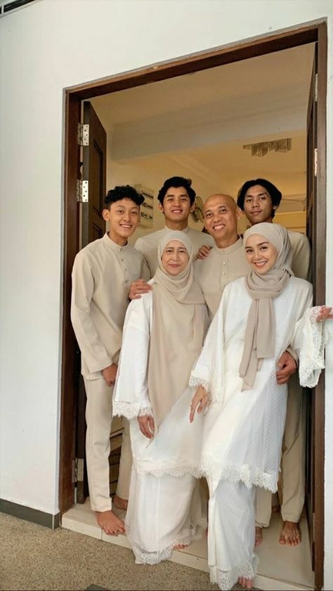 Dress Muslim Modern Lebaran, Inspirasi Outfit Lebaran, Lebaran Outfit, Malay Wedding Dress, Eid Outfit Ideas, Dress Muslim Modern, Nikah Outfit, Muslimah Wedding, Bride Dress Simple