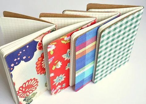 Simple Handmade Gifts, Notebook Diy, Diy Notebook, Handmade Notebook, Neighbor Gifts, Jar Gifts, Handmade Books, Diy Book, Cute Crafts