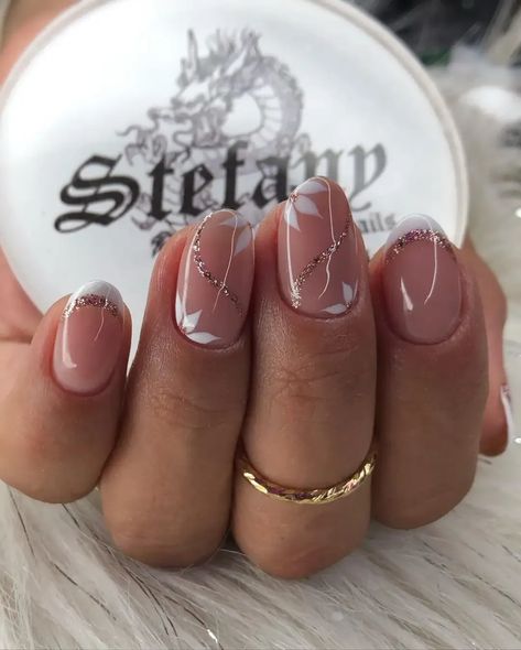 Are you looking for elegant wedding nails as the bride or bridesmaid? If so, you’ll love these classy neutral bridal nail designs for your big day! We love these subtle beige and white floral nails in particular. Bridesmaids Nails, Subtle Nails, Fancy Nails Designs, Simple Gel Nails, Nail Art Wedding, White Nail, Short Acrylic Nails Designs, Elegant Nails, Classy Nails