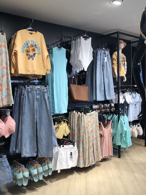 Fashion Buying And Merchandising Aesthetic, Toko Aesthetic, Korean Thrift Shop, Pink Clothing Store, Aesthetic Clothing Store Interior, Pap Di Mall H&m, Mall Clothes Shop Aesthetic, Korean Clothing Stores, Clothing Boutique Decor