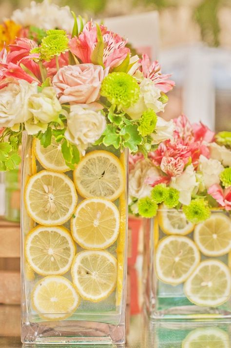 Lemon Party for Easter Brunch - TINSELBOX Wedding Shower Brunch Decorations, Diy Party Table, Wedding Shower Brunch, Flowers In Vases, Pink Lemonade Party, Summer Table Decorations, Fruit Centerpieces, Brunch Decor, Diy Flores