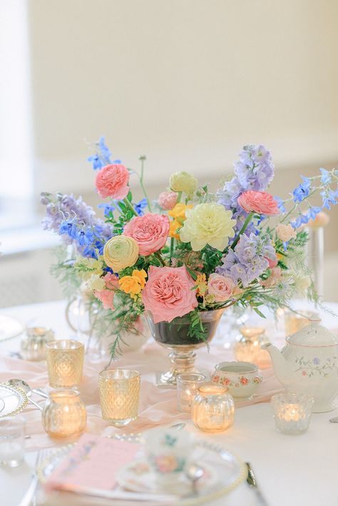 Spring Color Centerpieces, Spring Wedding Long Table Decor, Pastel Colors Centerpieces, Pastel Flower Centerpieces Wedding, Spring Candle Centerpieces, Floral Centrepiece Wedding Round Table, Round Table Flower Decor, Round Table Flower Centerpiece, Round Table Centerpieces Wedding Summer