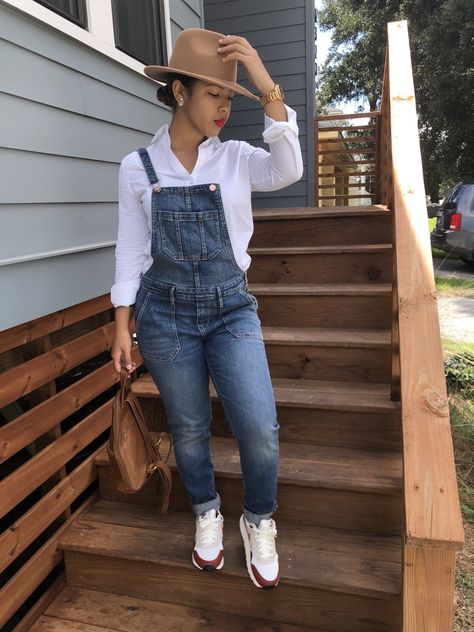 Plus Size Overalls Outfit Fall, Jeans And Tennis Shoes Outfit Winter, Business Casual Overalls, Outfit Ideas With Hats, Casual Outfits Ideas, Lady Decluttered, Plus Size Fashion Tips, Look Jean, Casual Outfit Ideas