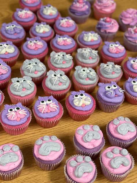 Cat inspired cupcakes for a birthday party Cat Birthday Cupcakes, Easy Cat Themed Desserts, Cat Cupcake Cake, Easy Cat Cupcakes, Cat Cupcakes Ideas, Kitten Cupcakes, Cat Themed Cupcake Ideas, 8th Birthday Cat Theme, Kitty Cat Cupcakes