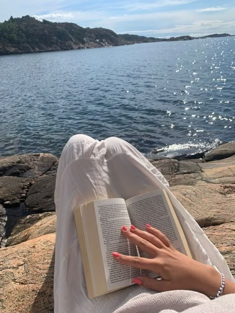 🕊 on Twitter: "spring days & fresh air… " Isabella Vitiello, Pretty Vibes, Cora Reilly, Coastal Granddaughter, Surf Lifestyle, Book Worm, Beach Reading, Foto Ideas Instagram, Spring Vibes