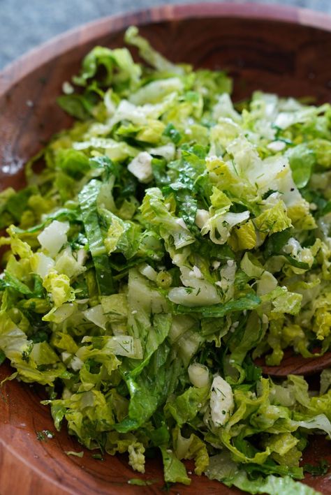 Greek Lettuce Salad, Viral Salad, Easy Antipasto Salad, Jennifer Aniston Salad Recipe, Lettuce Recipes, Antipasto Salad, Romaine Salad, Greek Salad Recipes, Romaine Lettuce Salad