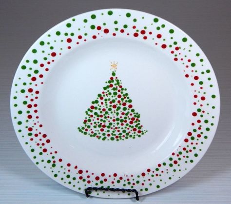 Porcelain Plate Design Diy, Christmas Pottery Platter Ideas, Christmas Paint Plate Ideas, Painting Pottery Ideas Christmas, Easy Pottery Painting Ideas Christmas, Christmas Tree Pottery Painting, Ceramic Christmas Plate Ideas, Pottery Ideas For Christmas, Festive Pottery Painting