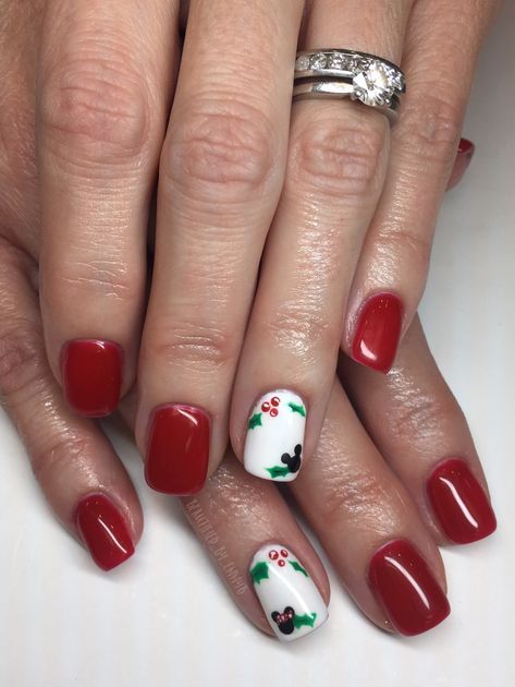 Disney Christmas Nail Art Designs, Christmas Disney Nails Short, Mickey Mouse Nails Christmas, Simple Christmas Disney Nails, Simple Disney Christmas Nails, Disney Christmas Nail Ideas, Disney Christmas Nails Short, Disney Christmas Nails Acrylic, Christmas Mickey Nails