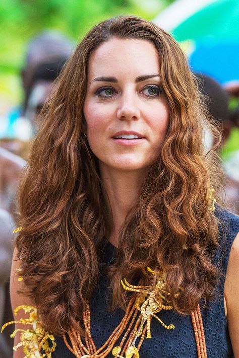 That one time Kate's hair looked less than prim (post-marriage) was when she was on a tour of the Solomon Islands, here at Honiara, Guadalcanal Island in September 2012. Still gorgeous. Style Kate Middleton, Duchesse Kate, Düşes Kate, Prince William Et Kate, Kate Middleton Hair, Kate Middleton Pictures, Layered Hair With Bangs, Kate Middleton Outfits, Kate Middleton Photos