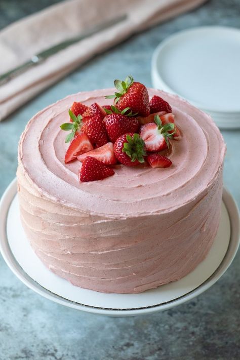 Vegan Strawberry Cake, Strawberry Cake Decorations, Decor Tort, Fresh Strawberry Recipes, Strawberry Birthday Cake, Vegan Frosting, Strawberry Cream Cakes, Icing Ideas, Almond Flour Cookies