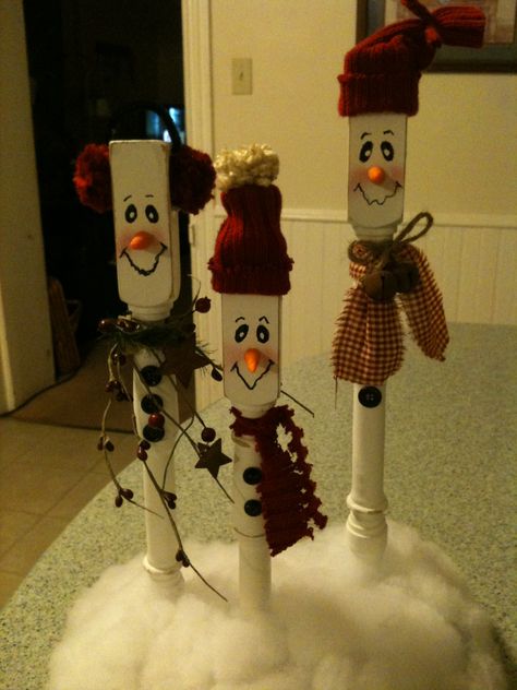 Spindle Snowman Family Snowman Spindles, Baluster Ideas, Diy Snowman Crafts, Spindle Snowmen, Snowmen Diy, Wood Spindles, Spindle Crafts, Crafts To Try, Snowman Crafts Diy