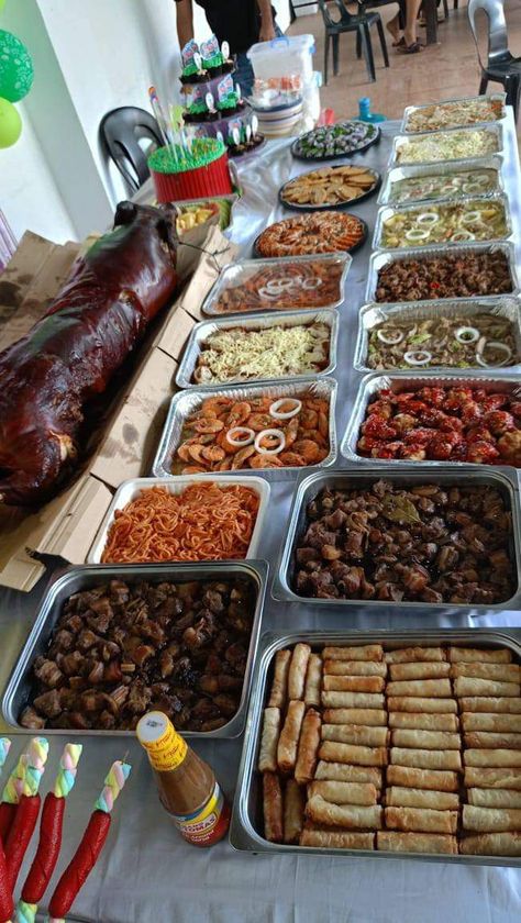 Hawaiian Food Buffet, Thai Buffet Food Ideas, Party Trays Ideas Food Platters Catering, Filipino Food Buffet, Dinner Ideas Filipino, Event Menu Ideas, Birthday Food Ideas Filipino, Filipino Food Party Table, Asian Party Food