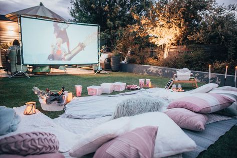 Movie Under The Stars, Cinema Popcorn, Movies Under The Stars, Backyard Movie Nights, Outdoor Cinema, Backyard Movie, Outdoor Party Decorations, Outdoor Movie, Event Organiser