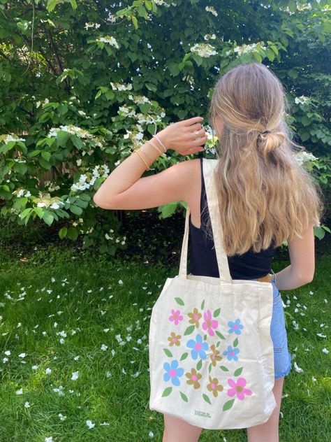 cute summer vibe tote bag coconut girl aestetic pura vida Canvas Tote Bag Painting, Diy Tote Bag Tutorial, Bible Tote Bag, Decorated Tote Bags, Diy Tote Bag Design, Painted Canvas Bags, Handpainted Tote Bags, Canvas Bag Diy, Totes Ideas