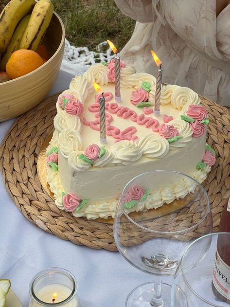 Birthday Cake Picnic Aesthetic, Virgo Cake Aesthetic, Picnic Cake Aesthetic, Pinterest Cakes Aesthetic, Aesthetic Picnic Date With Friends, Aesthetic Picnic Birthday, Picnic Birthday Party Aesthetic, Birthday Picnic Aesthetic, Picnic Birthday Cake