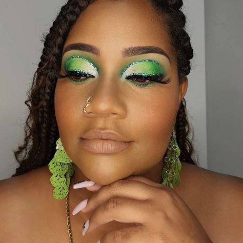 Green Cut Crease Eyeshadow, Eyeshadow Simple, Green Cut Crease, Nose Cuffs, Tomorrow Land, Cut Crease Eyeshadow, Cut Crease Eye, Ombre Green, Glitter Liner