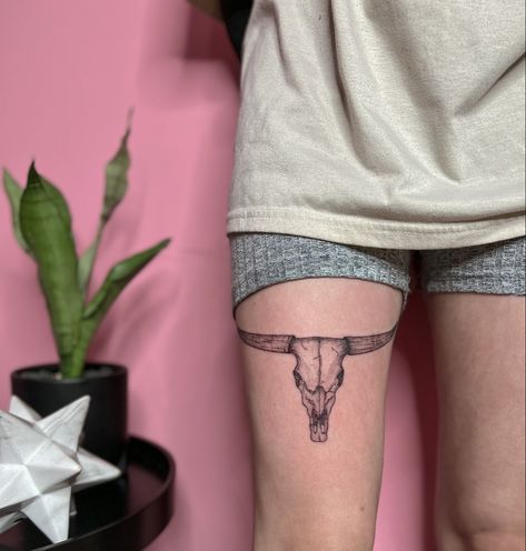 Fineline longhorn leg tattoo Longhorn Sternum Tattoo, Longhorn Tattoos, Longhorn Tattoo, Skull Thigh Tattoos, Ribcage Tattoo, Longhorn Skull, Steer Skull, Sternum Tattoo, Knee Tattoo