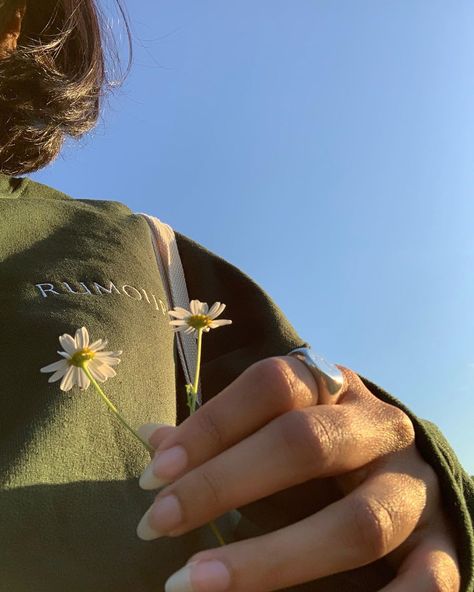 Naomi George on Instagram: “Will you accept this daisy? 🌼” Pics Inspo, Aesthetic Board, Foto Ideas Instagram, + Core + Aesthetic, Posing Ideas, Ideas For Instagram Photos, Alam Yang Indah, Green Aesthetic, Aesthetic Photo