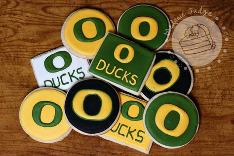 More, and more Oregon Ducks Cookies. Yum. :) Oregon Duck Nails, Oregon Ducks Party, Duck Cookies, Cookie Decorating Icing, Football Cookies, 90s Theme Party, Graduation Party High, Cookies Sugar, Spa Birthday Parties