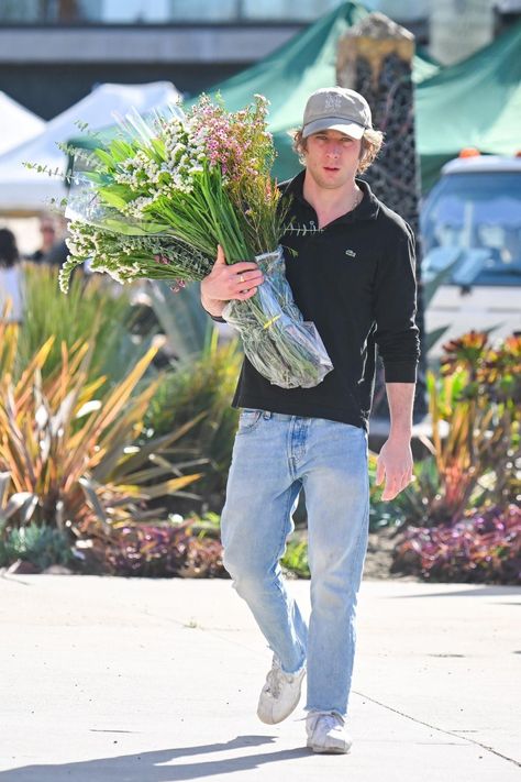 The newly-minted Emmy winner enjoys two things: big-ass bouquets and Lacoste’s pique shirts. Jeremy Allen White Style, Gq Australia, Garfield Cartoon, Pique Shirt, Allen White, Jeremy Allen White, Classic Menswear, Nothing More, Off Duty