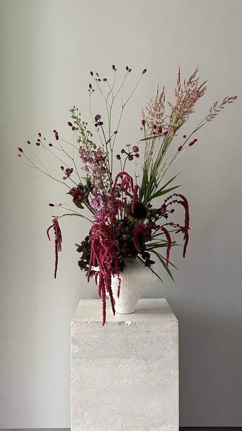 Hotel Flower Arrangements, Contemporary Flower Arrangements, Floristry Design, Hotel Flowers, Purple Bouquet, Faux Flower Arrangements, Modern Flower Arrangements, Flower Sculptures, Flower Bomb